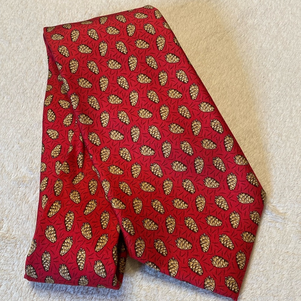 Vineyard Vines red silk tie with tiny brown pine cones pattern EUC